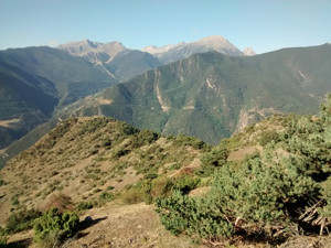 Working up the ridge above Dorve