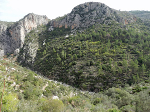 Across the Ebo towards Font de Tres Reyes