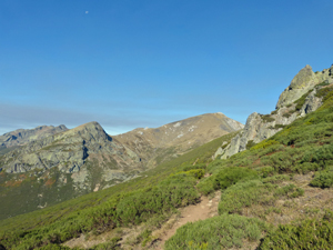 Along the flanks towards the bald summit