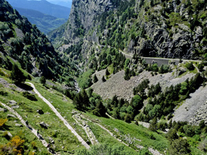 Looking down the zig-zags towards Puente de Cremal