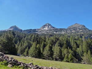 N ridge across the Esera