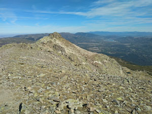The start of the boulder strewn ridge