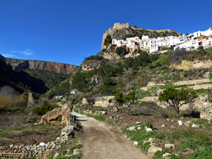 Walking under Chulilla in the Turia Gorge