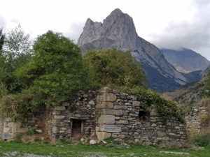 Lanuza ruin with Foratata towering above