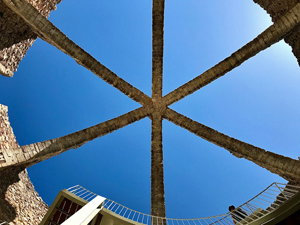 Looking up from inside Cava Gran de Agres