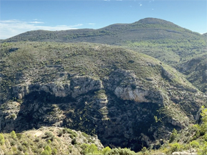 6. Descent view of Baranco del Cau and Cau Ridge