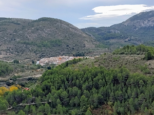 Castell de Castells nestling below