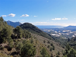 Ascent trail overlooking Altea-Albir and Sierra Helada
