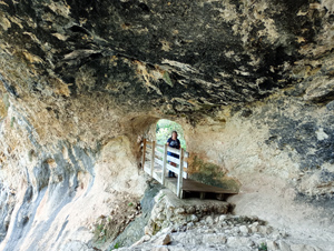 Route taking advantage of a natural archway