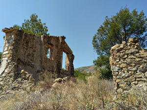 Ruined finca below Olta